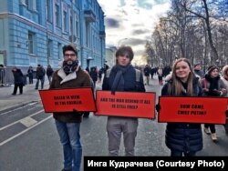 Activiști moscoviți manifestând cu pancarte în memoria lui Boris Nemțov, opozant al lui Putin, ucis în februarie 2015.