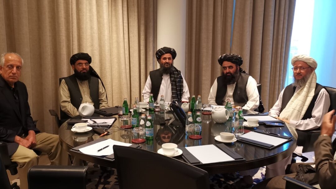 زلمی خليلزاد او د ملا برادر په ګډون د طالبانو مذاکراتي پلاوی