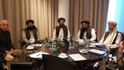 اعضای طالبان با زلمی خلیل‌زاد، نماینده ویژه امریکا برای صلح افغانستان