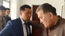 Адвокат Азбал Куспан (слева). Атырау, 10 апреля 2020 года.