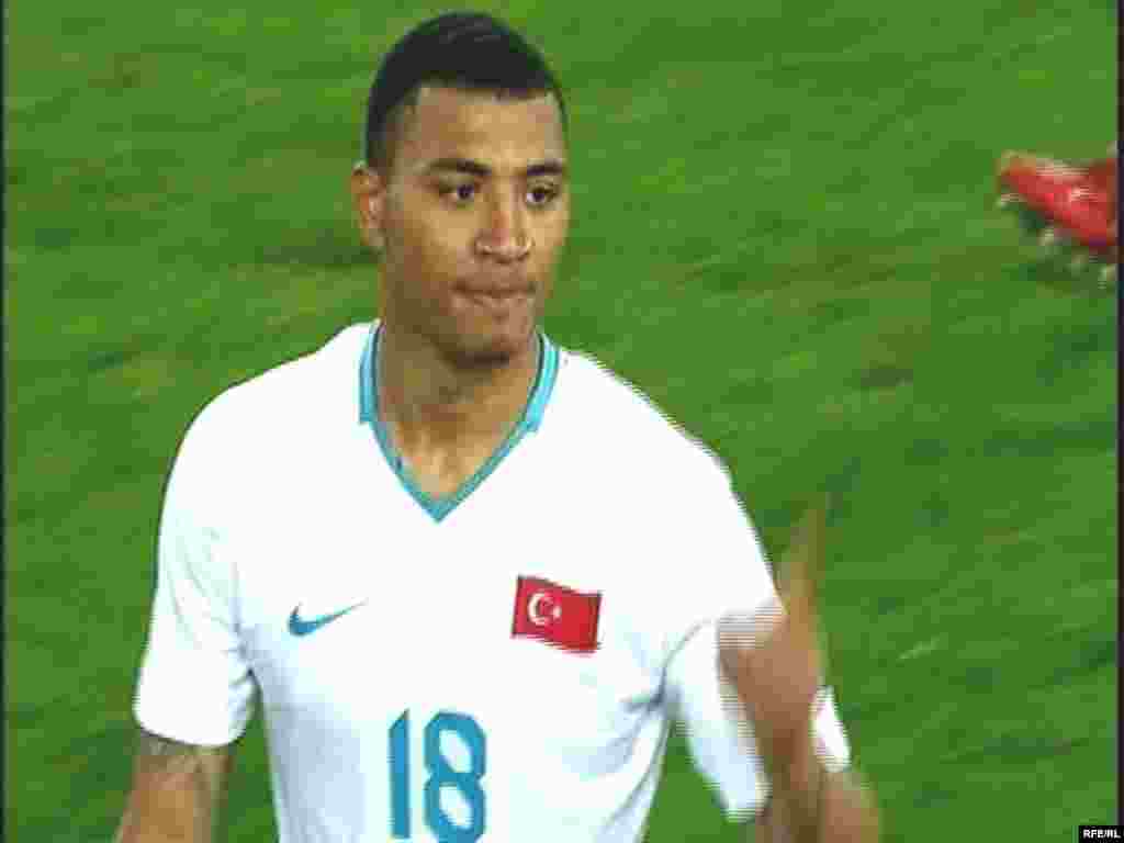 Avropa Çempionatının növbəti oyununda Türkiyə İsveçrəni 2-1 hesabıyla məğlub etdi - Beləliklə, Avropa Çempionatındakı ikinci oyununu qələbə ilə başa vuran Türkiyə millisi ilk 3 xalını qazanıb. Türkiyə yığmasının növbəti mərhələyə çıxmaq şansı var. Bu qrupdan növbəti mərhələyə çıxacaq komandalar növbəti turda müəyyənləşəcək. A qrupunun lideri Portuqaliya millisidir. Onun 6 xalı var. Çexiya və Türkiyə yığmaları 3, İsveçrə millisi isə 1 xal qazana bilib. Türklər növbəti oyunu Çexiya yığmasına qarşı keçirəcək.