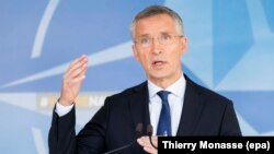 Йенс Столтенберг выступает на пресс-конференции в Брюсселе, 13 июля 2017 года