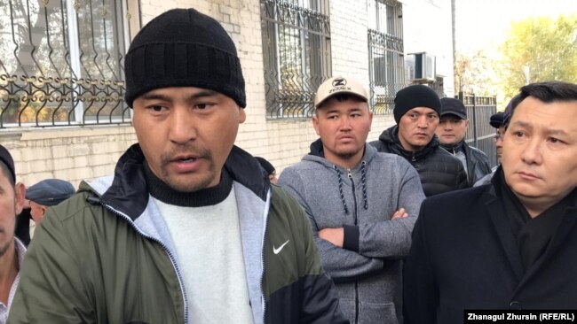 Бұрғылаушы Руслан Шоқпаров (сол жақта). Ақтөбе қаласы, 11 қазан 2019 жыл.