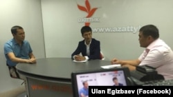 Уланбек задает неудобные вопросы политикам Омурбеку Бабанову и Камчыбеку Ташиеву. 20 августа 2015 года.
