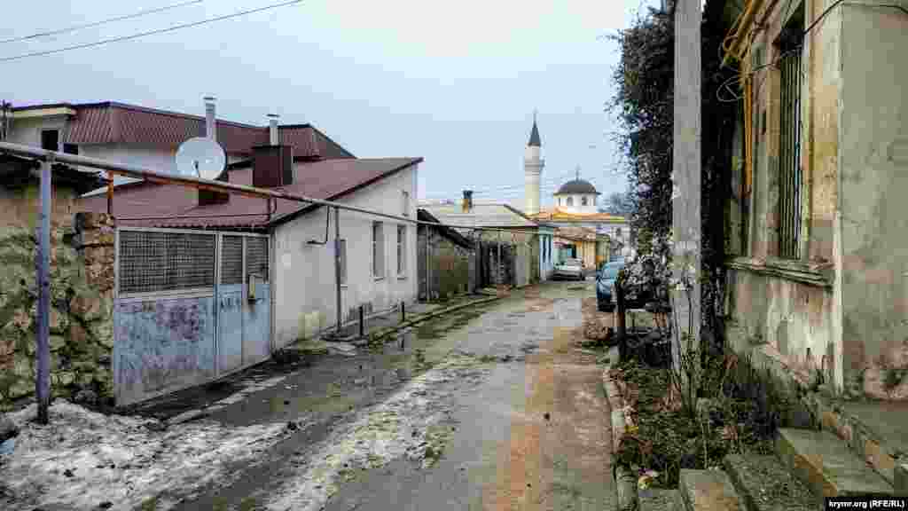 З вулиці відкривається гарний краєвид на Кебір-Джамі &ndash; головну соборну п&#39;ятничну мечеть у Сімферополі