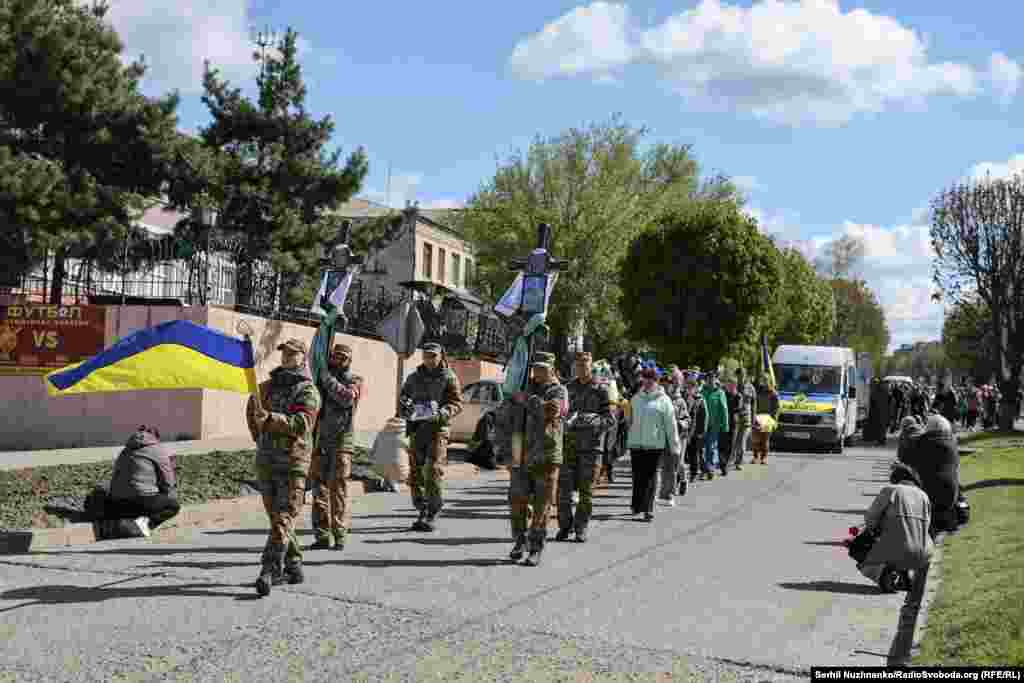 Траурна процесія йде вулицями селища Петрове на Кіровоградщині