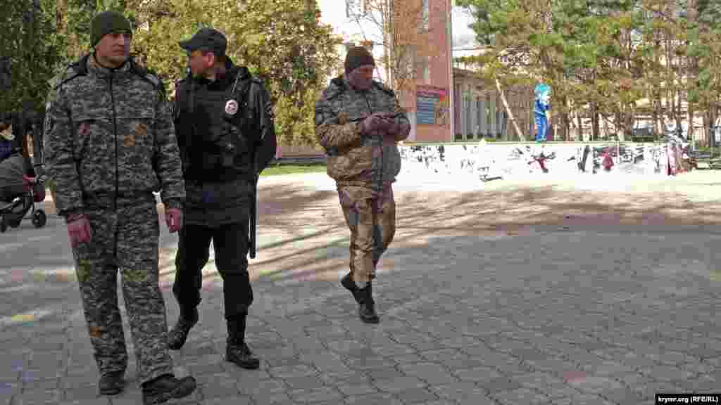 В Детском парке анонсированный властями открытый урок, посвященный &laquo;Дню Общекрымского референдума 2014 года и Дню воссоединения Крыма с Россией&raquo; не состоялся, детей в парке почти нет. В пустом парке на сцене под музыку в одиночестве танцует хип-хоп аниматор да патрулирует совместный наряд &laquo;самообороны&raquo; и полиции