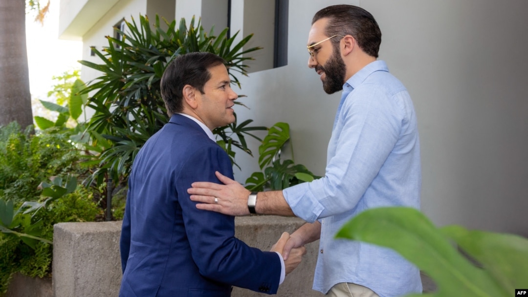 Președintele salvadorian Nayib Bukele l-a primit pe Secretarul de Stat al SUA, Marco Rubio, la reședința sa cu vedere spre Lacul Coatepeque, 3 februarie 2025. 