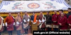 Бутандын саламаттык сактоо министри Дечен Вангмо айым (ортодо) жана анын тобу Сактенг Друнгхаг баштапкы саламаттык сактоо борборуна келди. Бутан. 2021-жылдын 5-марты.