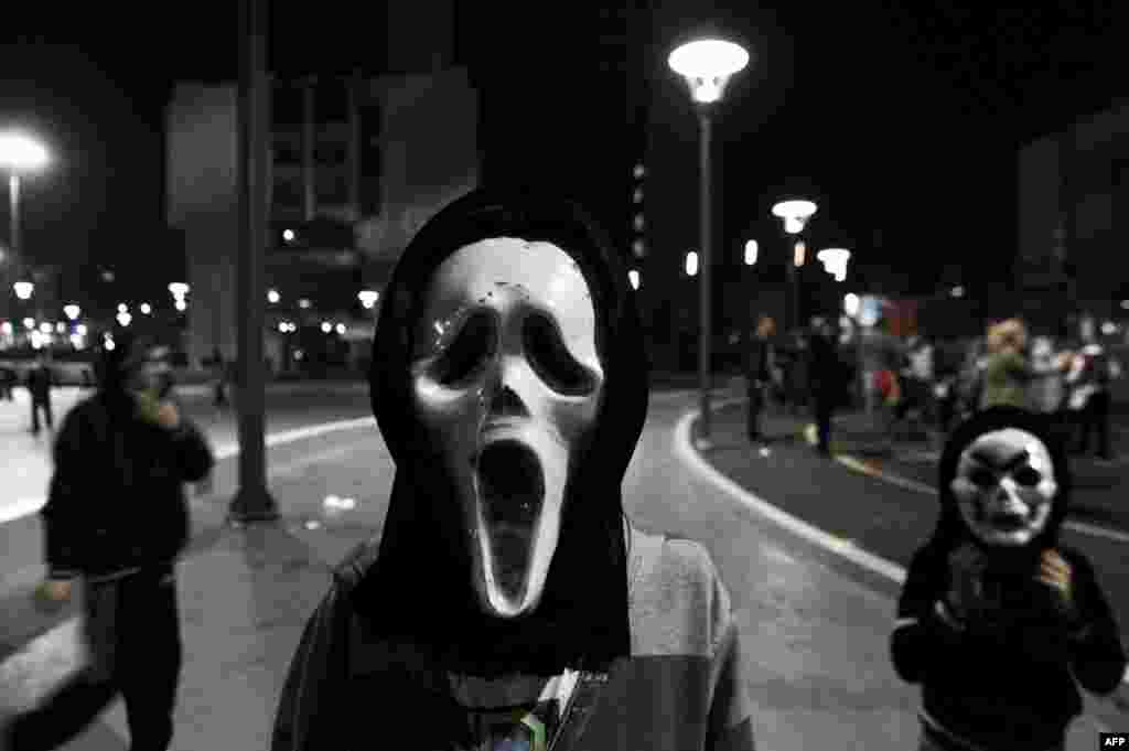 Copii serbînd Halloween la Pristina, în Kosovo (31.10.2013)