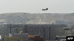 Американски военен хеликоптер, зансет да прелита над посолството на САЩ в Кабул в неделя