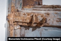 Detaliu de la închisoarea Pitești transformată în Memorial. Bilanțul „fenomenului Pitești”, 1949-1951: o mie de victime, 11 oameni omorâți prin tortură, două sinucideri.