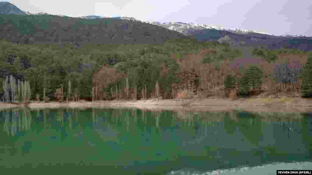 Вид на Бирюзовое озеро