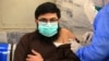 Медики советуют носить маски даже после вакцинации от COVID-19