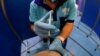 Një punëtor shëndetësor në Spanjë duke administruar një dozë të vaksinës kundër koronavirusit. 