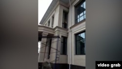 Дом, который, согласно информации из видео, строится для мэра Оша. 