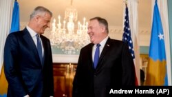 Državni sekretar SAD Majk Pompeo i predsednik Kosova Hašim Tači, prilikom susreta u Vašingtonu 26. februara 2020.