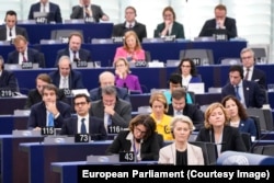 Toți cei 26 de comisari, în frunte cu șefa Comisiei, Ursula von der Leyen, au fost prezenți miercuri la dezbaterea europarlamentarilor la Strasbourg.