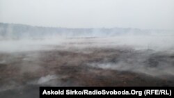 Тління торфу в селі Стоянка поблизу Києва, 21 жовтня 2015 року