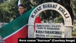 Наил Нәбиуллин Истанбулда Гаяз Исхакый кабере янында 