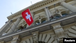 Zastava Švajcarske se vijori na Bundeshausu, zgradi državnog parlamenta u Bernu (arhivska fotografija)