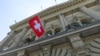 Flamuri zviceran në ndërtesën e Parlamentit zviceran në Bern. Fotografi nga arkivi.