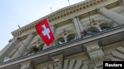 Flamuri zviceran në ndërtesën e Parlamentit zviceran në Bern. Fotografi nga arkivi.