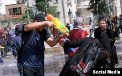 آب‌بازی در پارک آب و آتش