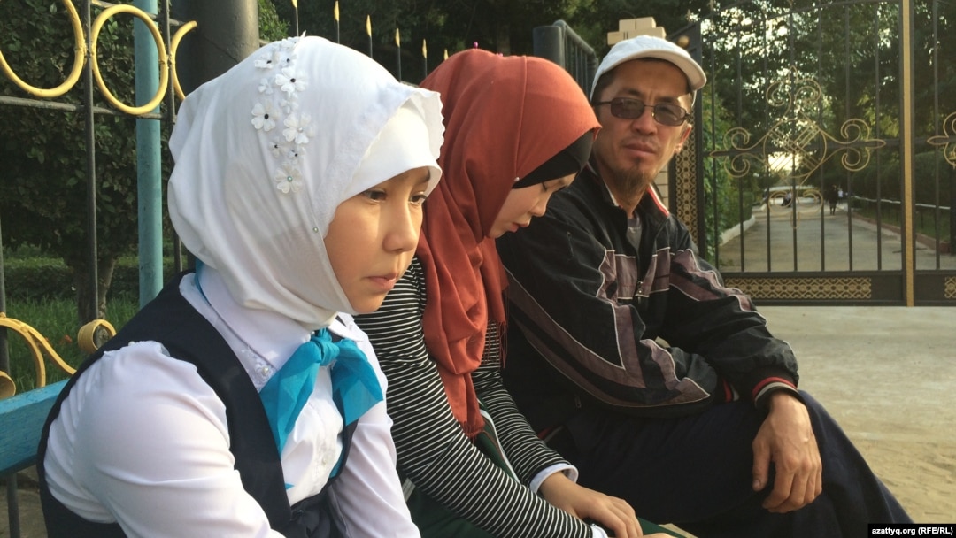 Әйел жыныстық қатынас кезінде орысша ант береді.