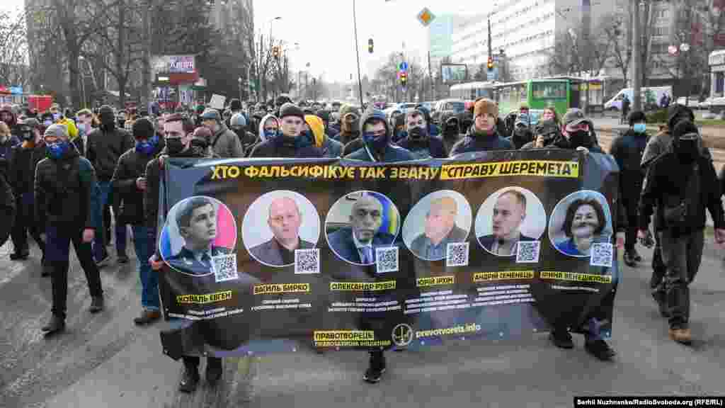 Після повідомлення про те, що його не доставлять до зали суду, вони рушили до Лук&rsquo;янівського СІЗО, де утримують військового