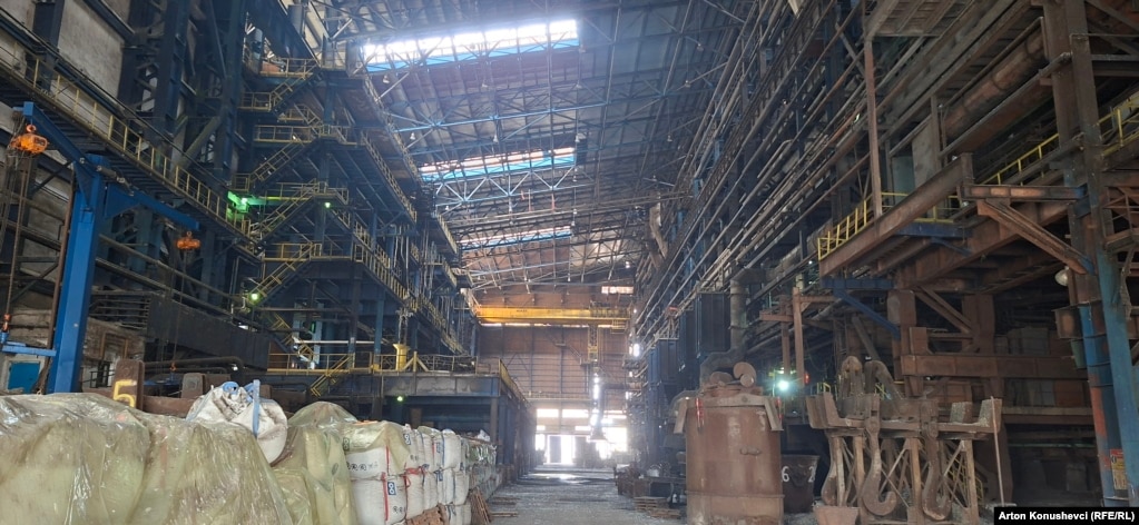 Brenda objektit të kompanisë NewCo Ferronikeli Complex, ku bëhet prodhimi dhe përpunimi nikelit.