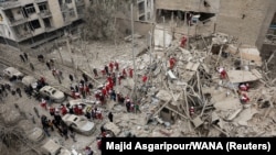Իրան, բնակելի շենքի վրա հարվածի հետևանքները, Արտակարգ իրավիճակների աշխատակիցները աշխատում են այդ վայրում, մարտի 16,2026թ.