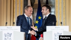 Premierul polonez Donald Tusk și președintele francez Emmanuel Macron la Paris, în februarie 2024. 