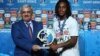 Renato Sanches SOCAR Gənc Oyunçu mükafatını alır. Solda SOCAR-ın rəhbəri Rövnəq Abdullayev