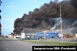 Incendiu la fabrica din orașul Mukachevo, regiunea Zakarpatia, Ucraina, 21 august 2025.