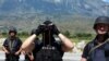 Albanski policajaci u selu Lazarat, oko 200 kilometara južno od Tirane, juni 2015.