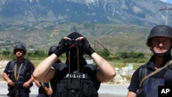 Policia shqiptare duke vëzhguese gjatë një aksioni kundër drogës në fshatin Lazarat, në qershor 2015. (Fotografi nga arkivi).