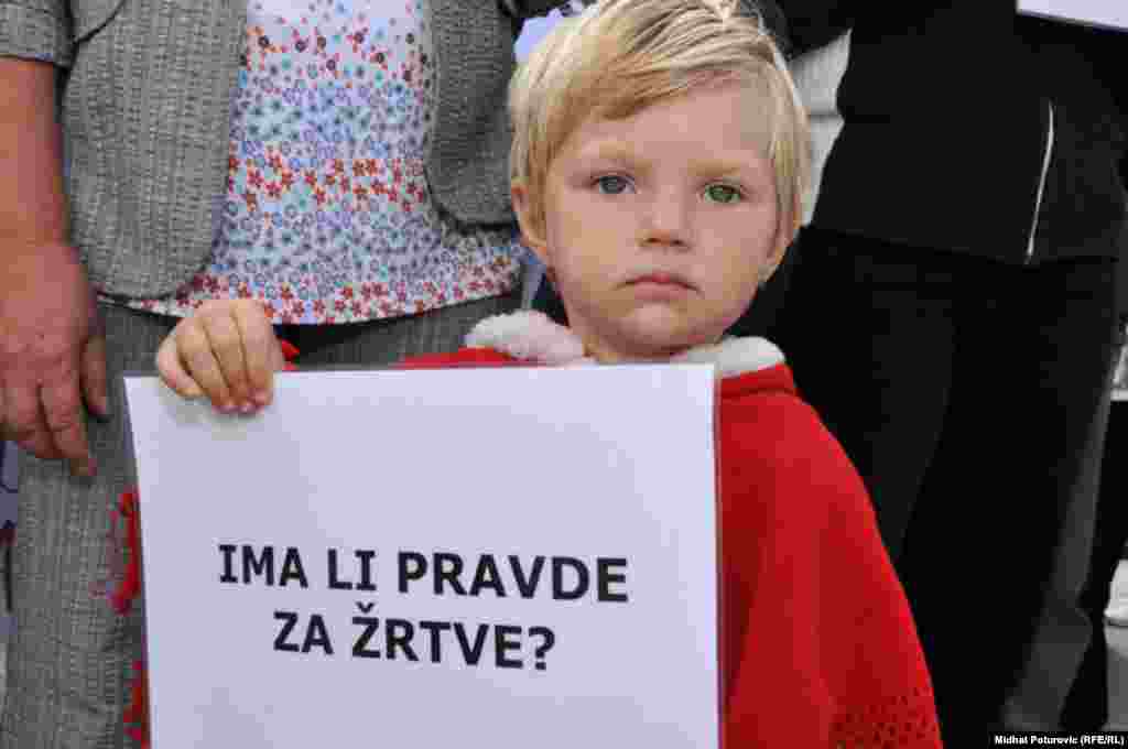 Mirni protesti ispred zgrade UN zbog najavljenog skraćivanja optužnice bivšem lideru bosanskih Srba Radovanu Karadžiću, 16. septemar 2009. Foto: Midhat Poturović