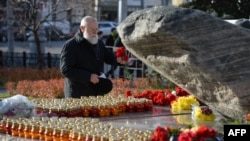 Чоловік покладає квіти до Соловецького каменя-меморіалу в центрі Москви, архівне фото, 2015 рік