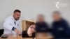 Журналистлар Володимир Золкин ва Шоҳида Ёқуб ўзбекистонлик асирлар билан суҳбатлашмоқда. Видео скриншоти. 