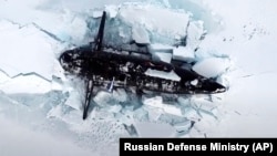 В конце марта ВМФ России во время учений прорвали в Арктике лед, толщиной в полтора метра, с помощью атомных подводных лодок – и тем самым продемонстрировали свое присутствие в регионе