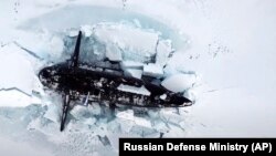 Наприкінці березня ВМФ Росії під час навчань прорвали в Арктиці лід, товщиною в півтора метра, за допомогою атомних підводних човнів – і тим самим продемонстрували свою присутність у регіоні