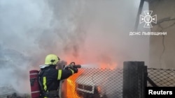 Пожежники гасять вогонь у приватному будинку на Львівщині. 5 жовтня 2025 року