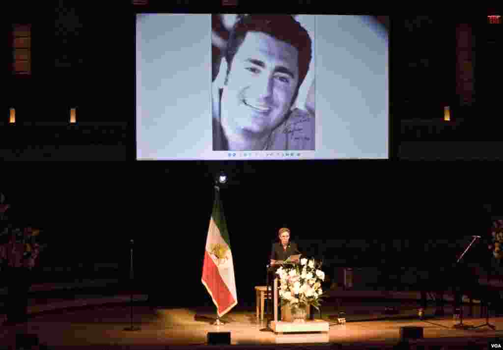 Фароҳ Паҳлавӣ - ҳамсари Муҳаммад Ризои Паҳлавӣ - дар маросими&nbsp; видоъ бо писараш Алиризо