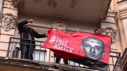 Станіслав Асєєв зняв банер #FreeAseyev з балкону редакції «Українського тижня»