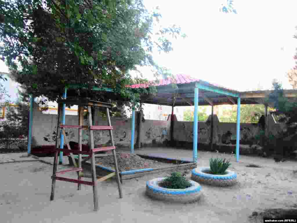 &Ccedil;agalar bagynyň me&yacute;dan&ccedil;asy. Aşgabat