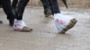 Лайфхак жителей микрорайона Алгабас в Алматы — носить пакеты поверх обуви, чтобы защититься от грязи. Алматы, 21 февраля 2021 года.