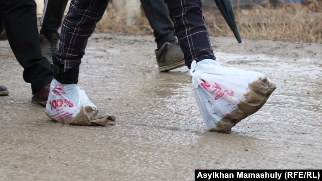 Ақ шұлық киіп жүр