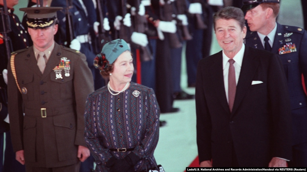  Британската кралица Елизабет театралничи с президента на Съединени американски щати Роналд Рейгън по време на гала по посрещането ѝ на Западния бряг на Съединените щати в Санта Барбара, Калифорния, 23 февруари 1983 година 