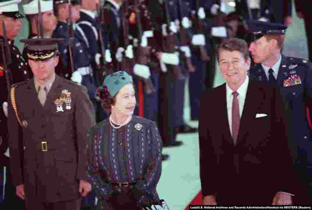 &nbsp;Regina Elisabeta a vizitat în 1983 Statele Unite. În fotografia făcută pe 23 februarie 1983, ea stă alături de președintele SUA Ronald Reagan în timpul unei ceremonii de onoare în Santa Barbara, California. Cei doi au rămas prietenii apropiați și după ce Reagan a părăsit Casa Albă în 1989.&nbsp;
